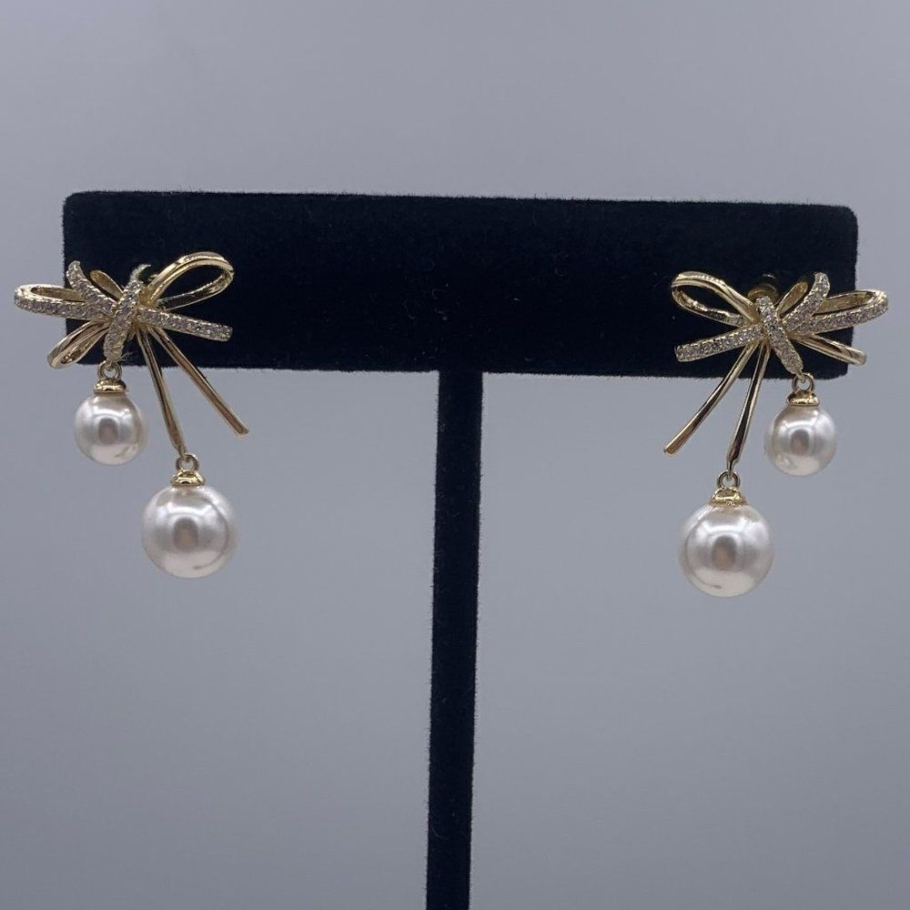 New earrings, no tags, 925  sterling silver, 4 real pearls, drop style, clear cr